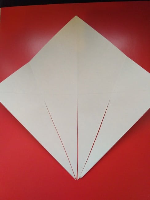 Теперь нужно развернуть лист, расположить его так, чтобы линия сгиба (диагональ) находилась вертикально, и сделать сгибы справа и слева от линии.